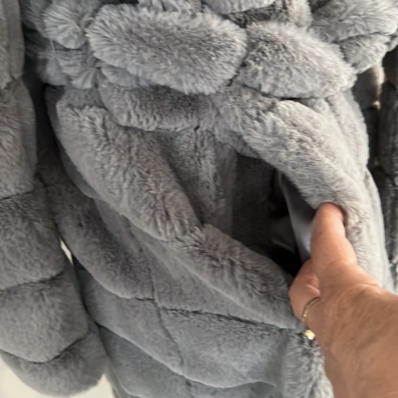 NWT (KENNETH Cole) long Faux coat size XS in very light gray - Picture 13 of 13